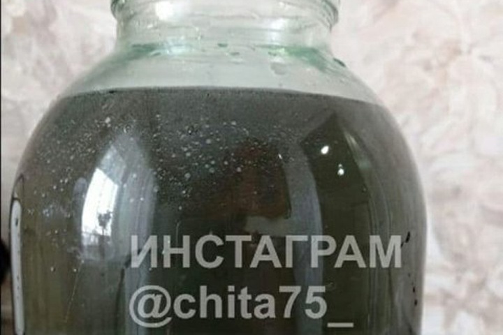 «Хотят отравить»: жители забайкальского поселка пожаловались на черную воду