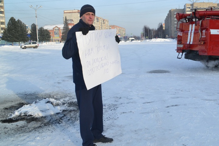 Бердчанин сжег покрышки у мэрии, протестуя против роста тарифов ЖКХ
