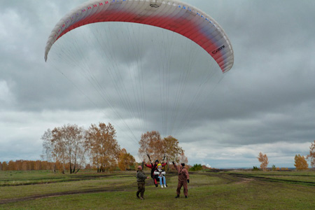 Новосибирский фонд «Защити жизнь» организовал полеты на парапланах для детей, перенесших онкозаболевания (фото)