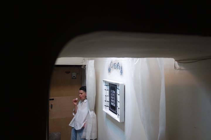 «Мы едва не забыли, как выглядит остальной мир»: сибирские художники устроили альтернативную Венецианскую биеннале-2019 в коробке из-под обуви