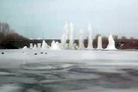 Спасатели взорвали 0,5 га льда ради безопасности моста через Бердь