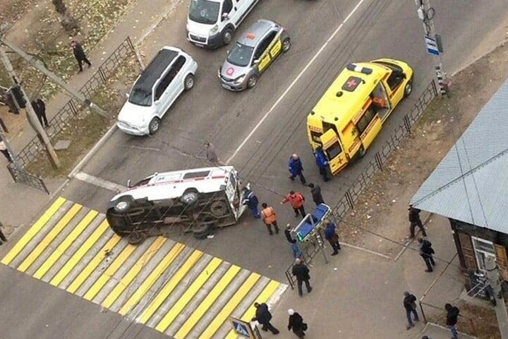Пассажирка перевернувшейся в Чите скорой родила мальчика Пассажирка перевернувшейся в Чите скорой родила мальчика