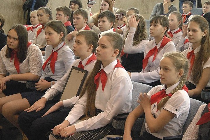 Анатолий Локоть встретился с новым поколением пионеров