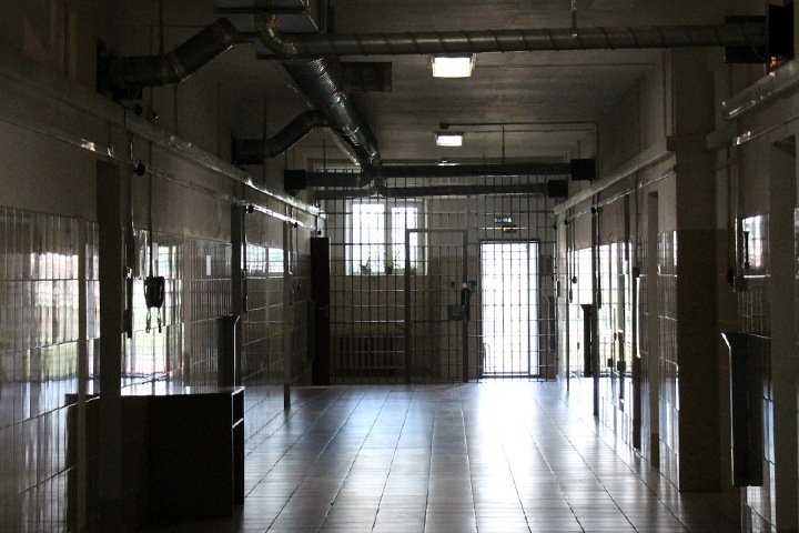 Новосибирский суд отказался перевести беременную несовершеннолетнюю девушку из СИЗО