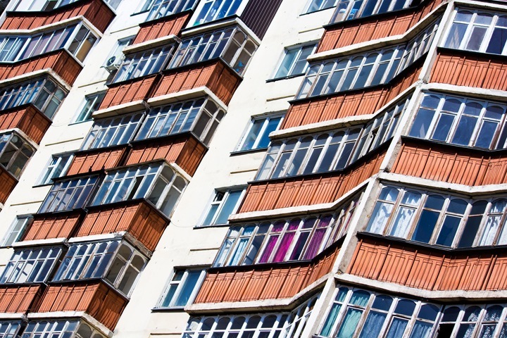 Жительница Новосибирска выпрыгнула из окна с ребенком, сбегая от полиции Жительница Новосибирска выпрыгнула из окна с ребенком, сбегая от полиции