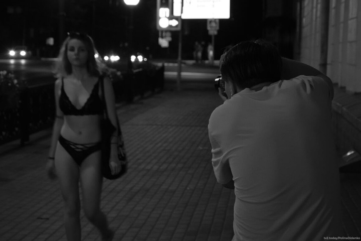 Томская студентка разделась на улице в поддержку равенства полов Томская студентка разделась на улице в поддержку равенства полов