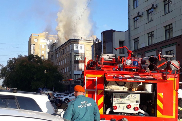 Жилой дом загорелся в центре Новосибирска Жилой дом загорелся в центре Новосибирска
