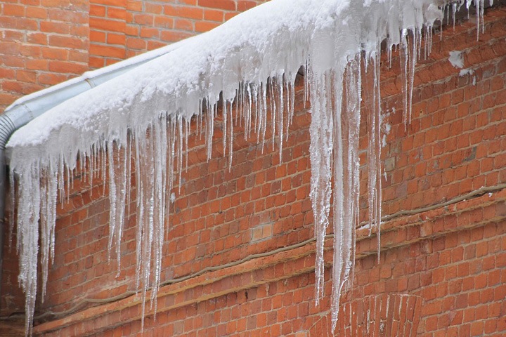 Наледь с крыши рухнула на семилетнюю девочку в Новосибирске
