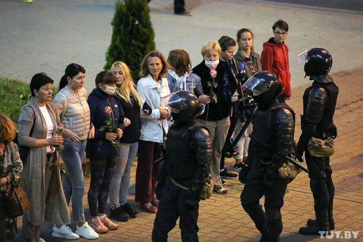 Белорусы выстроились в цепи солидарности. Задержанные рассказали о пытках в милиции Белорусы выстроились в цепи солидарности. Задержанные рассказали о пытках в милиции