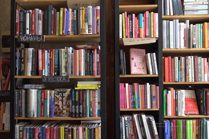 Как переезжал изгнанный из госучреждения независимый книжный магазин в Новосибирске. Видео Как переезжал изгнанный из госучреждения независимый книжный магазин в Новосибирске. Видео