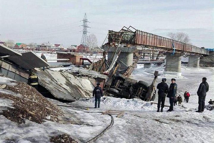 Шестеро пострадали при обрушении моста через Енисей на федеральной трассе Шестеро пострадали при обрушении моста через Енисей на федеральной трассе