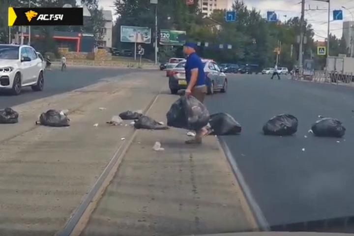 Перегородившего мусором дорогу ради встречи с губернатором новосибирца «передали медикам» Перегородившего мусором дорогу ради встречи с губернатором новосибирца «передали медикам»