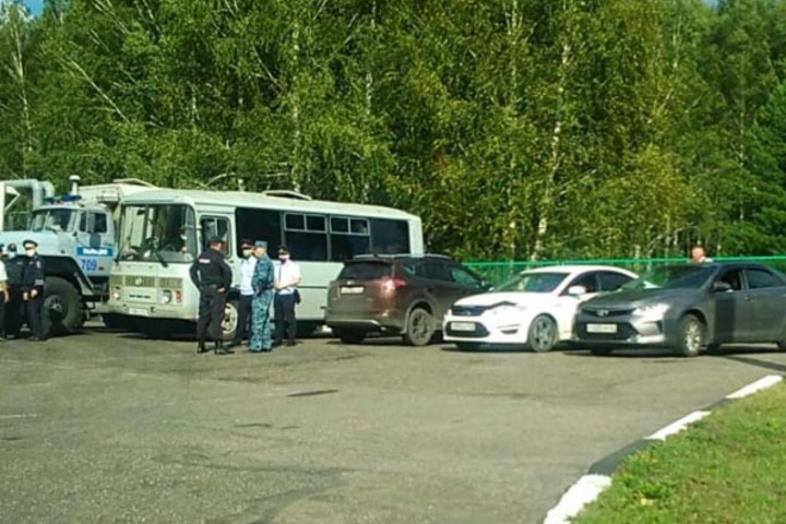 ОМОН вновь стянули к протестному лагерю в кузбасской Черемзе ОМОН вновь стянули к протестному лагерю в кузбасской Черемзе