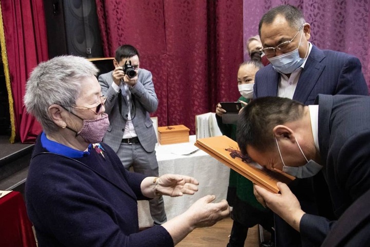 Тувинцы склонились перед эпосом о Шойгу «с темно-рыжим скакуном» Тувинцы склонились перед эпосом о Шойгу «с темно-рыжим скакуном»