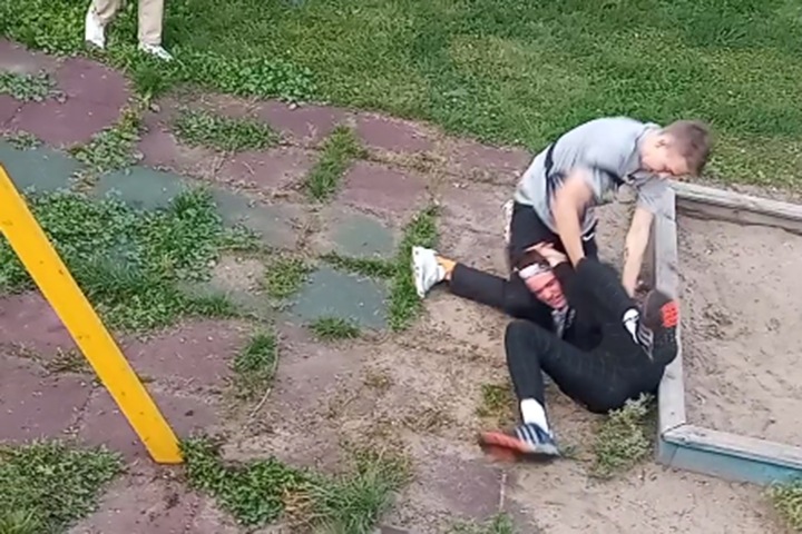 Неизвестные избили поклонников аниме на набережной в Новосибирске. Их преследуют больше месяца