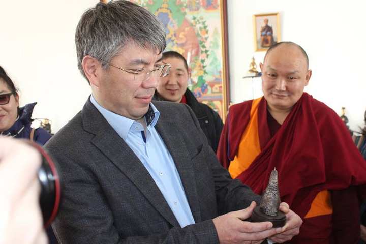 «Девушки за ним толпами бегали»: каким рос будущий глава Бурятии «Девушки за ним толпами бегали»: каким рос будущий глава Бурятии