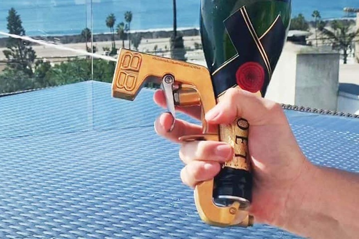 Грабители магазина в Новосибирске прострелили щеку его директору из-за двух бутылок шампанского Грабители магазина в Новосибирске прострелили щеку его директору из-за двух бутылок шампанского