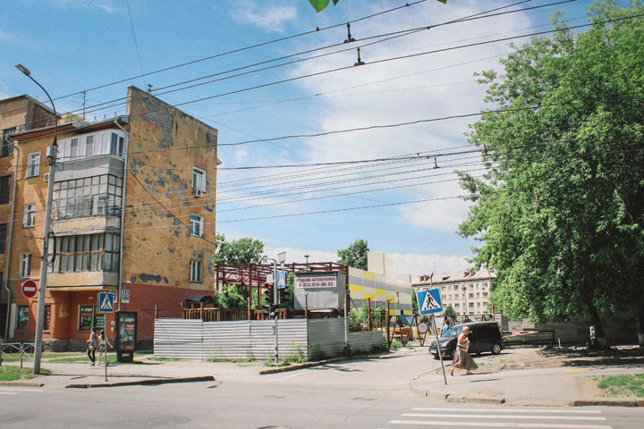 Парковка против стадиона: родители недовольны долгостроем у центрального лицея Новосибирска