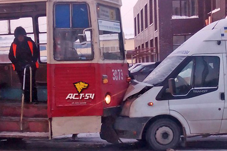 Лобовое столкновение трамвая и маршрутки произошло в Новосибирске Лобовое столкновение трамвая и маршрутки произошло в Новосибирске