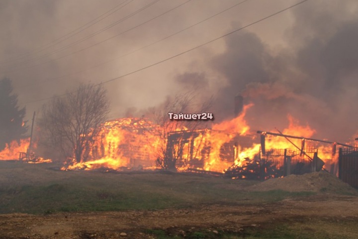 Лесной пожар перекинулся на жилые дома и школу в Приангарье Лесной пожар перекинулся на жилые дома и школу в Приангарье