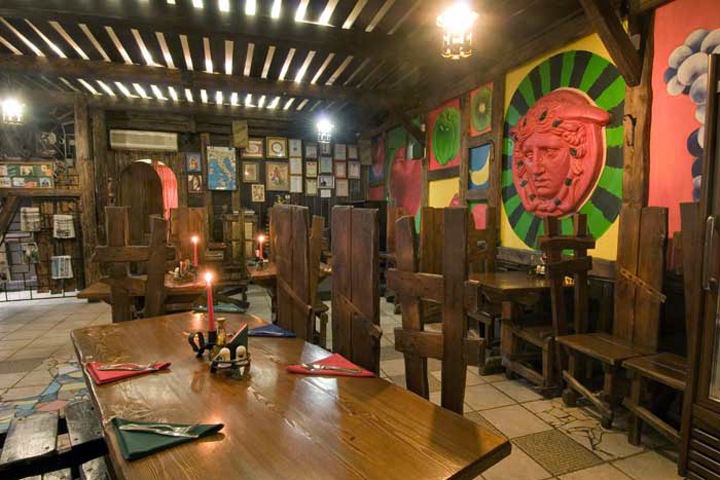 Депутат попросил взять на контроль дело об избиении посетителей кафе в центре Новосибирска