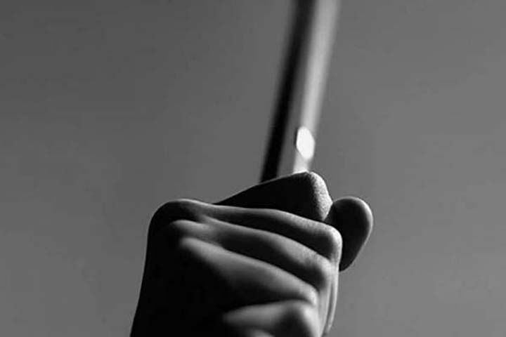 Омская семья угрожала ломом пришедшим изымать их сына приставам Омская семья угрожала ломом пришедшим изымать их сына приставам