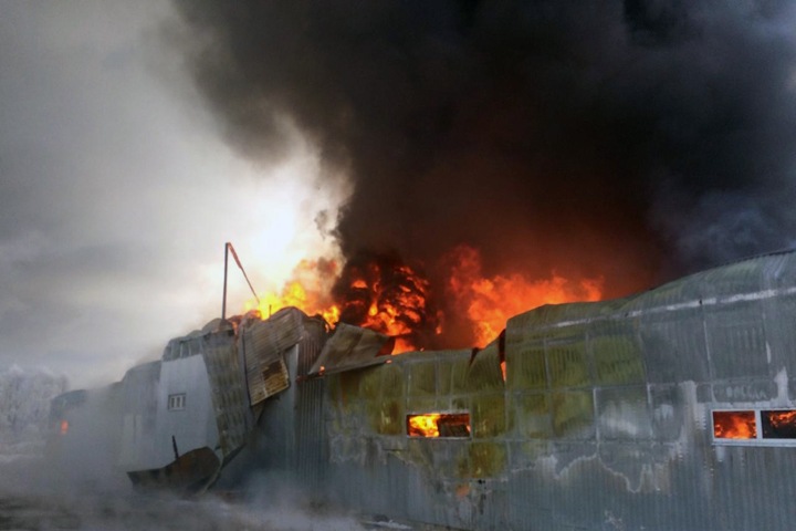 Склад загорелся на тысячах квадратных метров в Омске Склад загорелся на тысячах квадратных метров в Омске