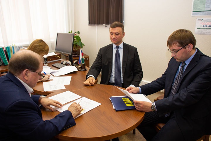 «Откуда пьянка? От незанятости»: кандидат в губернаторы Савельев сдал документы в облизбирком