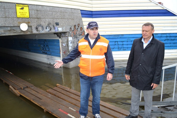 Новосибирские власти запустят автобусы в обход затопленного подземного перехода в городе Обь Новосибирские власти запустят автобусы в обход затопленного подземного перехода в городе Обь