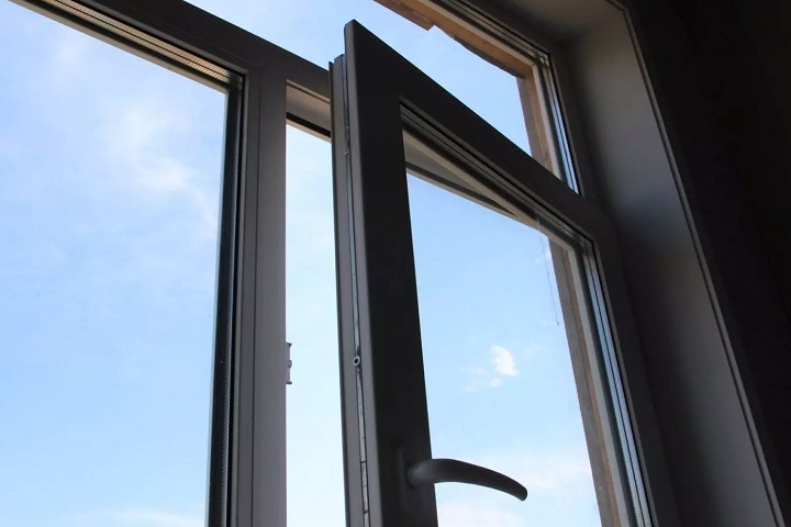 Полуторагодовалый ребенок выпал из окна в Омске Полуторагодовалый ребенок выпал из окна в Омске