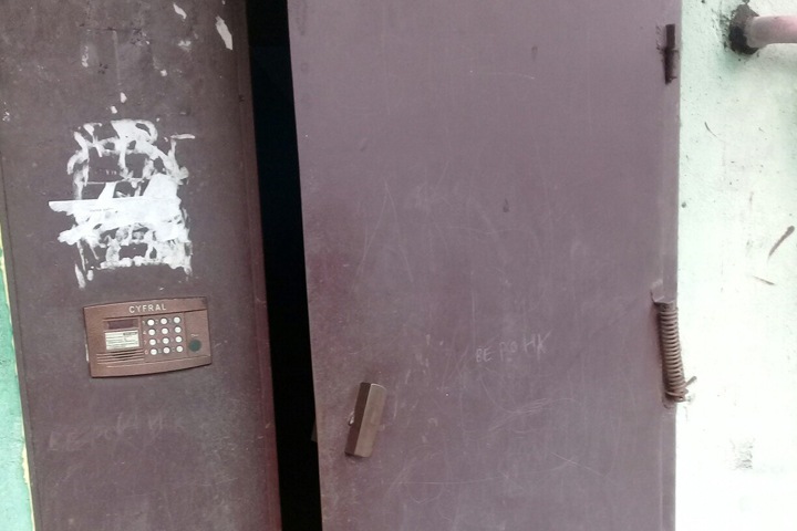 Ребенка ударило током от домофона в Омске