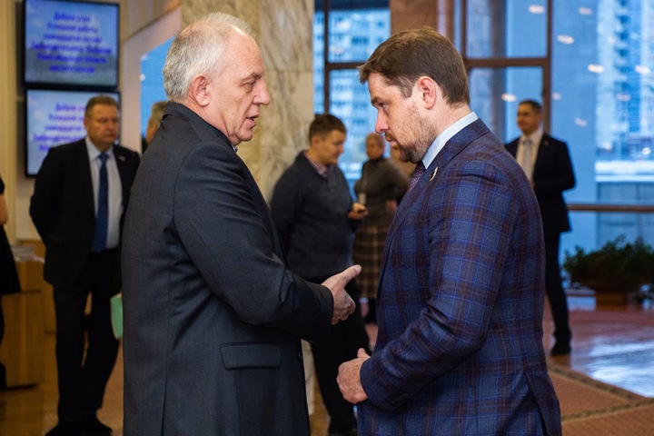 Единороссы сдадут один из новосибирских округов партнеру сына Карелина из «СР»