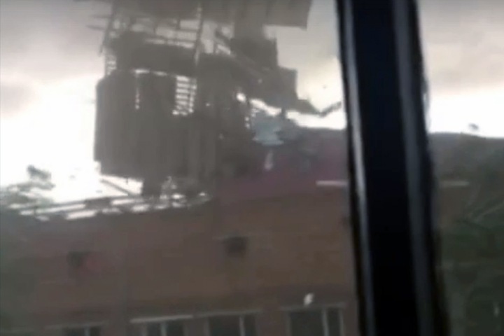 Ураган снес крыши домов в Туве Ураган снес крыши домов в Туве