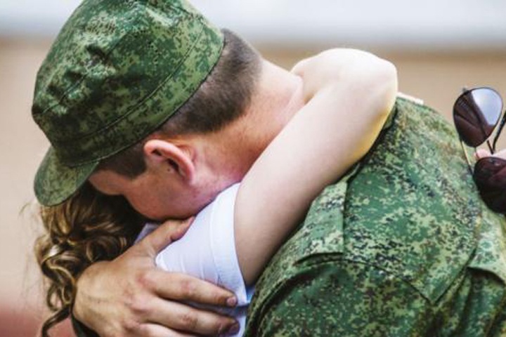 Иркутский призывник найден мертвым. У него ожог на шее от окурка и нет гортани, но военные говорят о суициде Иркутский призывник найден мертвым. У него ожог на шее от окурка и нет гортани, но военные говорят о суициде