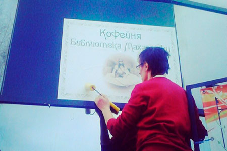 Создатель агентства «Ура!» и директор «Фазенды» открыли в Первомайском сквере «Библиотеку Махараджи»