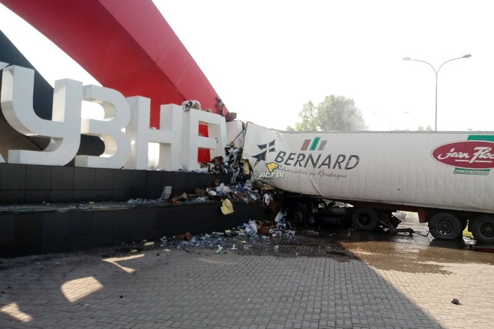 Фура протаранила стелу на въезде в Новокузнецк Фура протаранила стелу на въезде в Новокузнецк