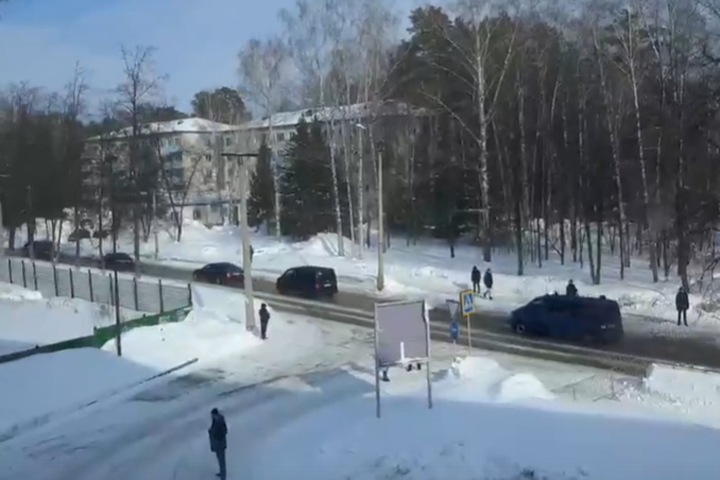 Кортеж Мишустина приехал в НГУ. Видео Кортеж Мишустина приехал в НГУ. Видео