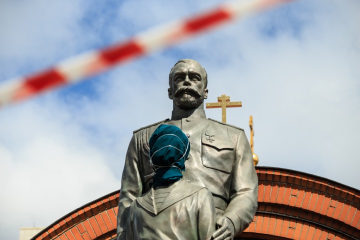 Голову цесаревича Алексея замотали из-за нападения на памятник в Новосибирске Голову цесаревича Алексея замотали из-за нападения на памятник в Новосибирске