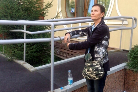 Обманутая дольщица из Омска приковала себя к приемной президента Обманутая дольщица из Омска приковала себя к приемной президента