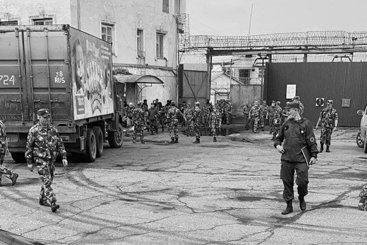 Заключенные иркутской колонии устроили массовую голодовку