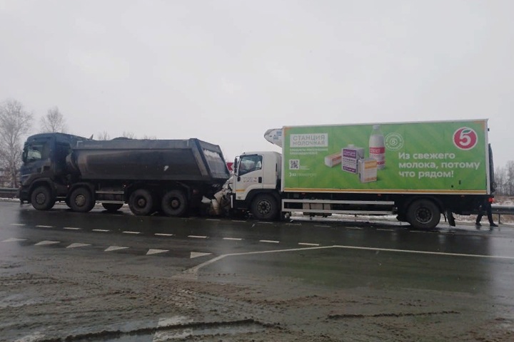 Легковушку сплющило между грузовиками под Новосибирском Легковушку сплющило между грузовиками под Новосибирском