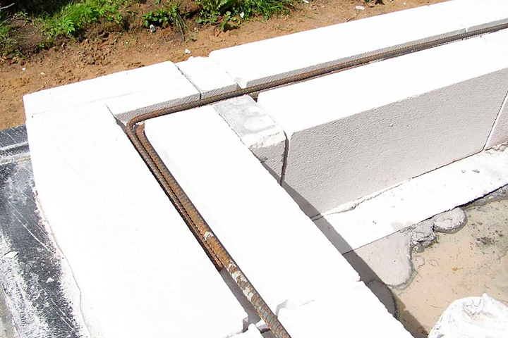 Как правильно класть первый ряд газобетона на фундамент Как правильно класть первый ряд газобетона на фундамент