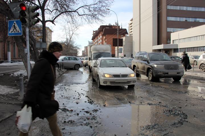 «На подъезде к мэрии ямы на пол-колеса»: Новосибирск встретил весну разбитыми дорогами