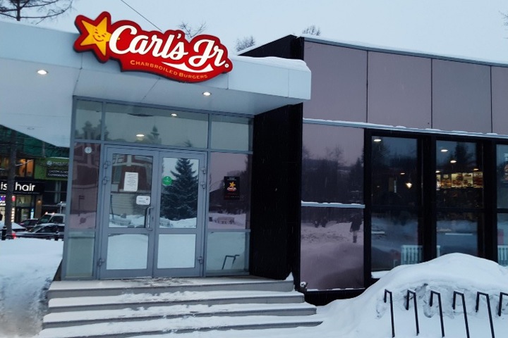 Мэрия Новосибирска добилась сноса Carl`s Jr в Первомайском сквере