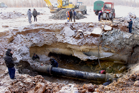 Авария оставила 7000 новосибирцев без водоснабжения Авария оставила 7000 новосибирцев без водоснабжения