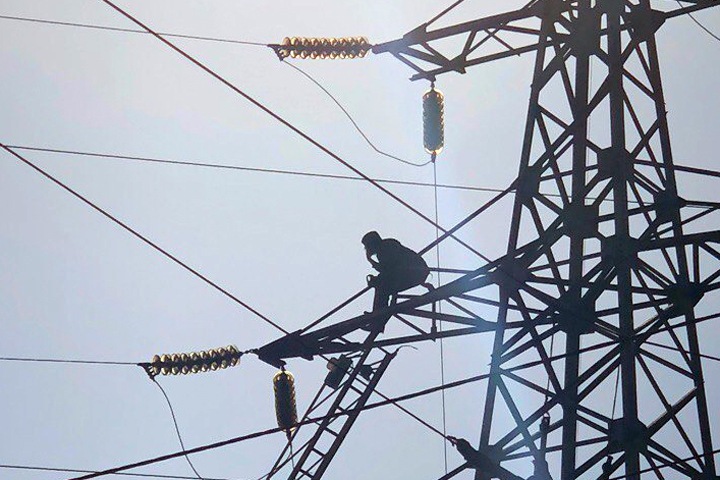 Залезшего на опору ЛЭП красноярца передали медикам