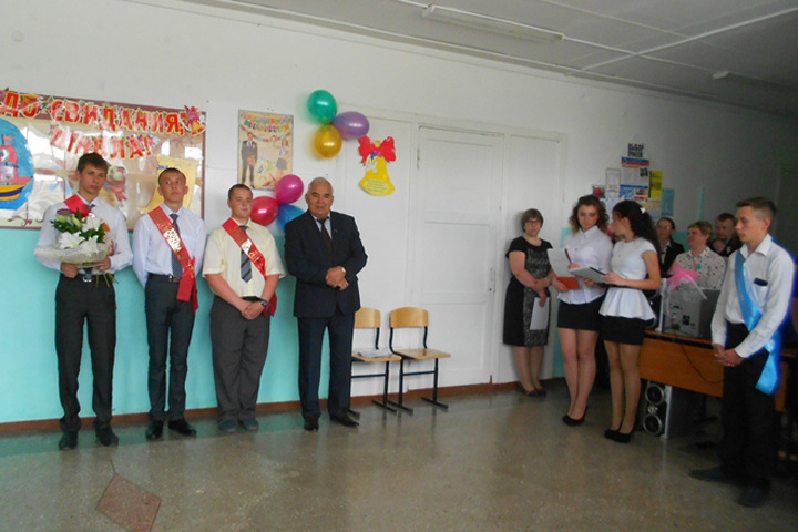 Коченевские школьники отпраздновали последний звонок Коченевские школьники отпраздновали последний звонок