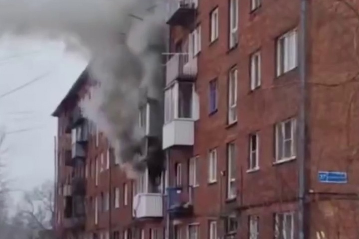 Мужчина пытался застрелить пенсионерку в Новокузнецке и поджег многоквартирный дом. Сообщалось о взрыве гранаты