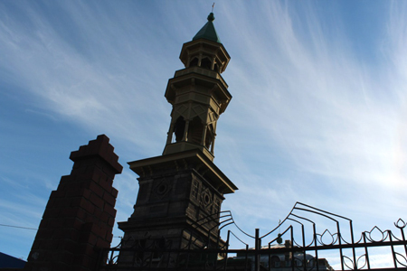 Иркутским студентам-вандалам ограничили свободу за свастики на мечети и синагоге Иркутским студентам-вандалам ограничили свободу за свастики на мечети и синагоге