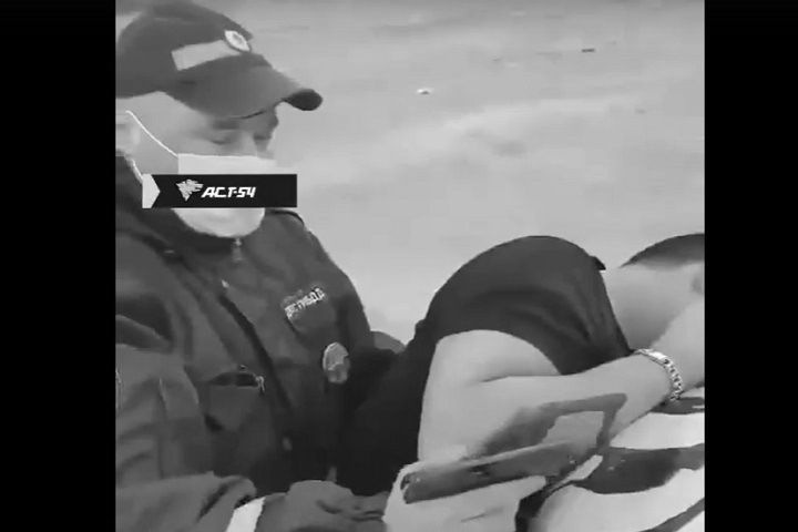 Два уголовных дела завели после выстрела инспектором ДПС в подростка под Новосибирском Два уголовных дела завели после выстрела инспектором ДПС в подростка под Новосибирском